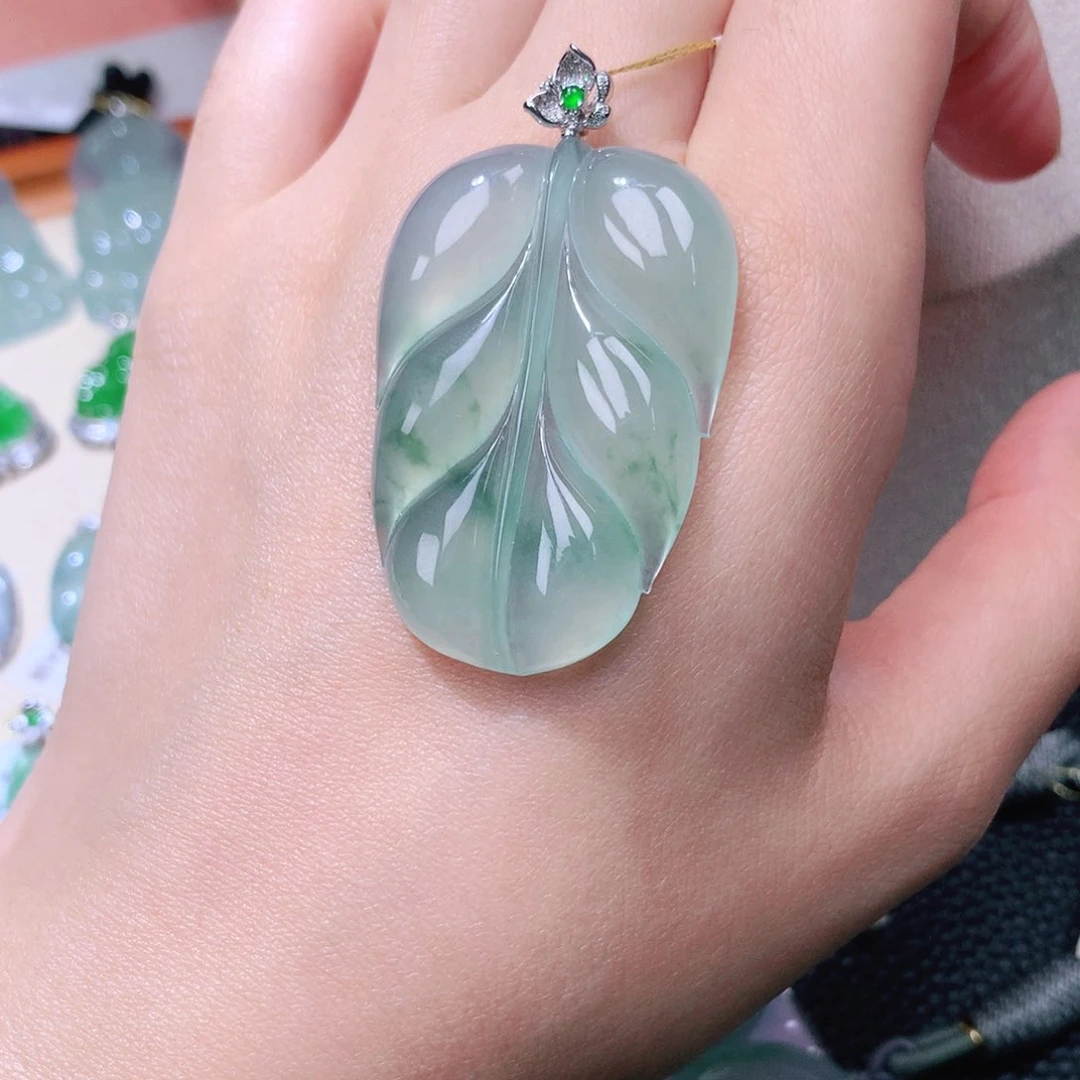 颈饰18K金镶嵌翡翠叶子