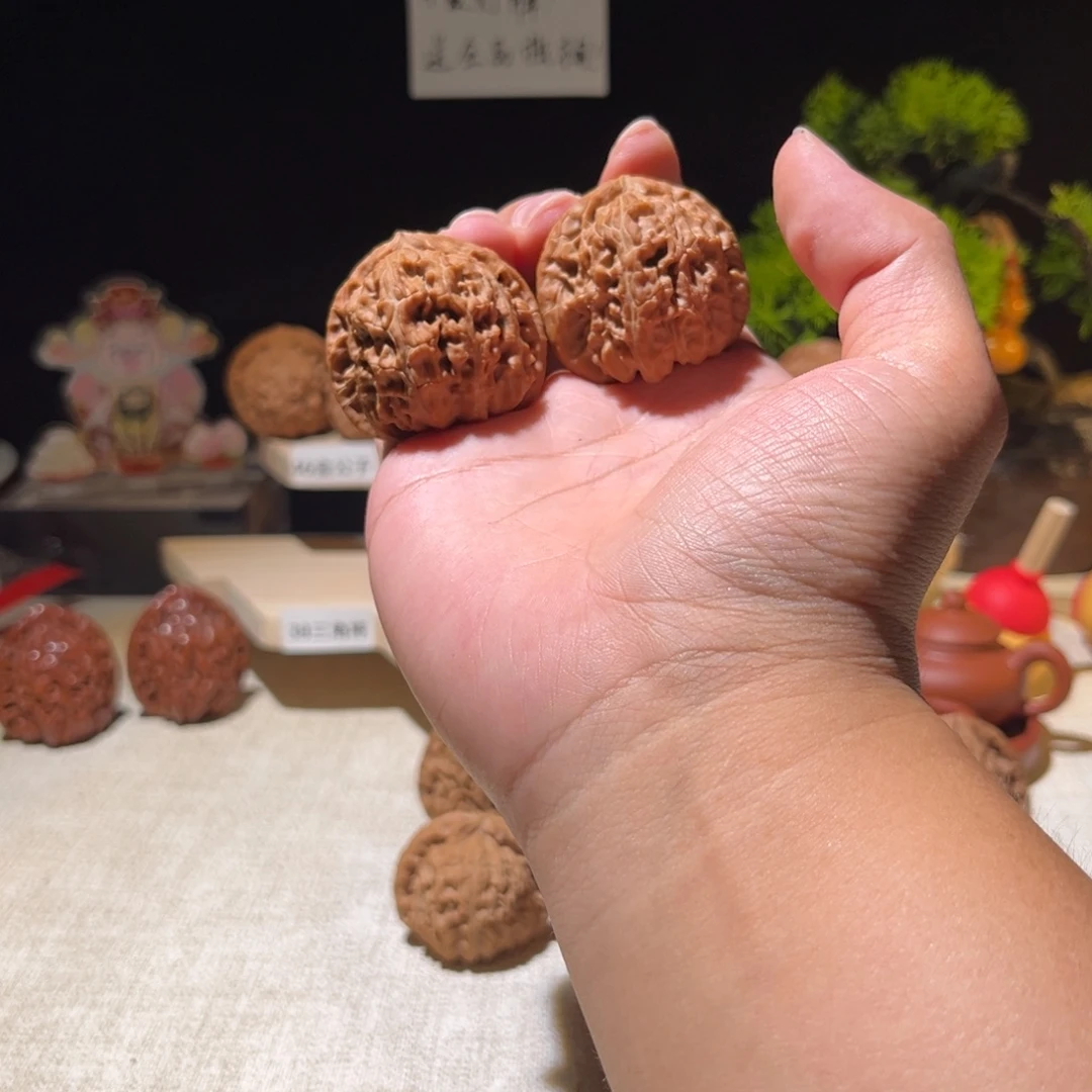 张***～文玩核桃吊坠三角白