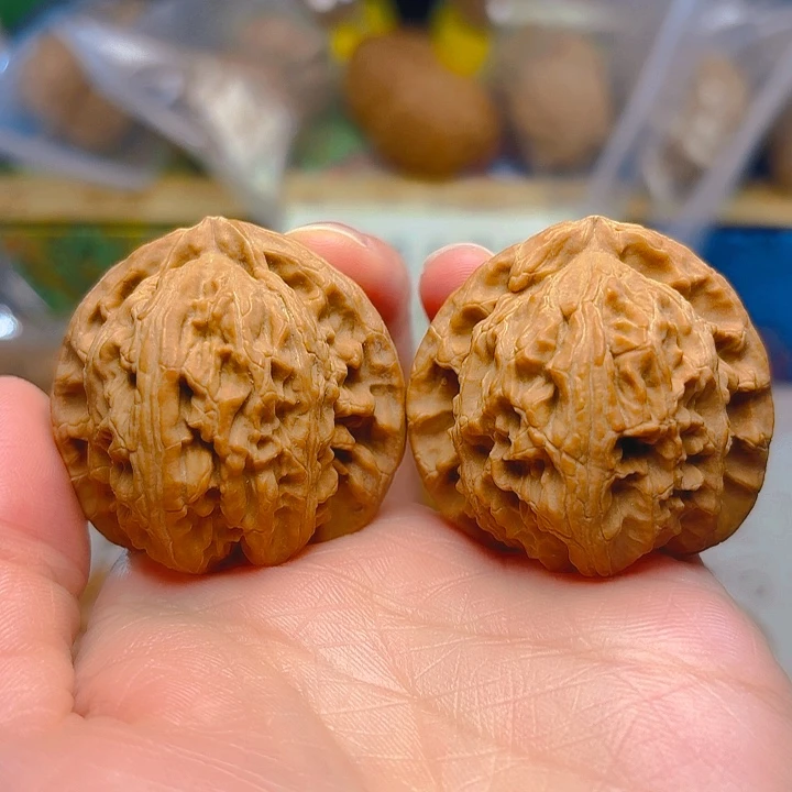 文玩核桃吊坠白狮子38