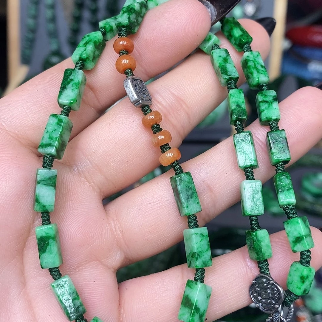 颈饰未镶嵌翡翠漂亮美眉