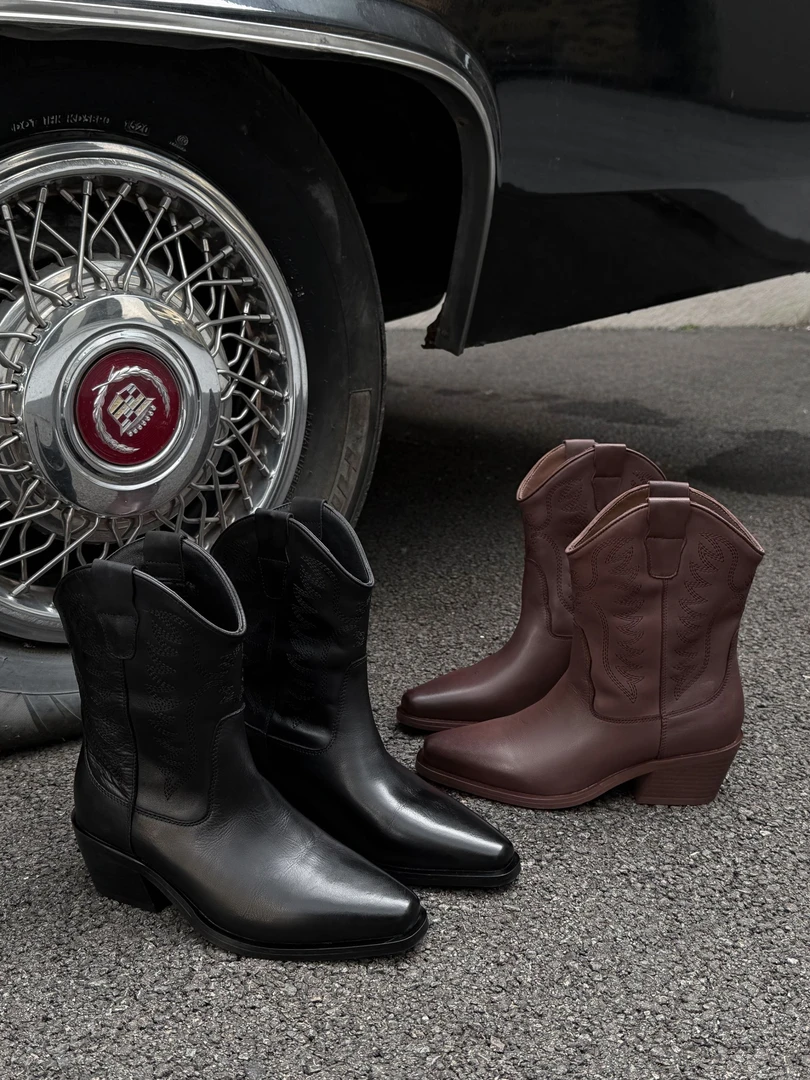 锡林高乐专属 真皮 粗跟 尖头 刺绣 短靴套筒中跟 网红 秋冬单靴