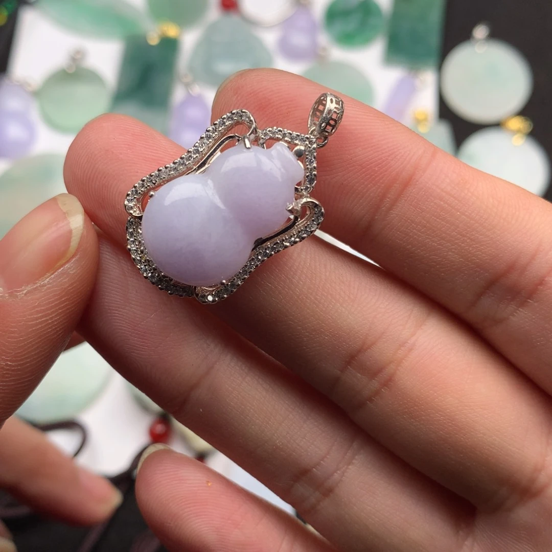 翡翠颈饰足铂镶嵌了***-