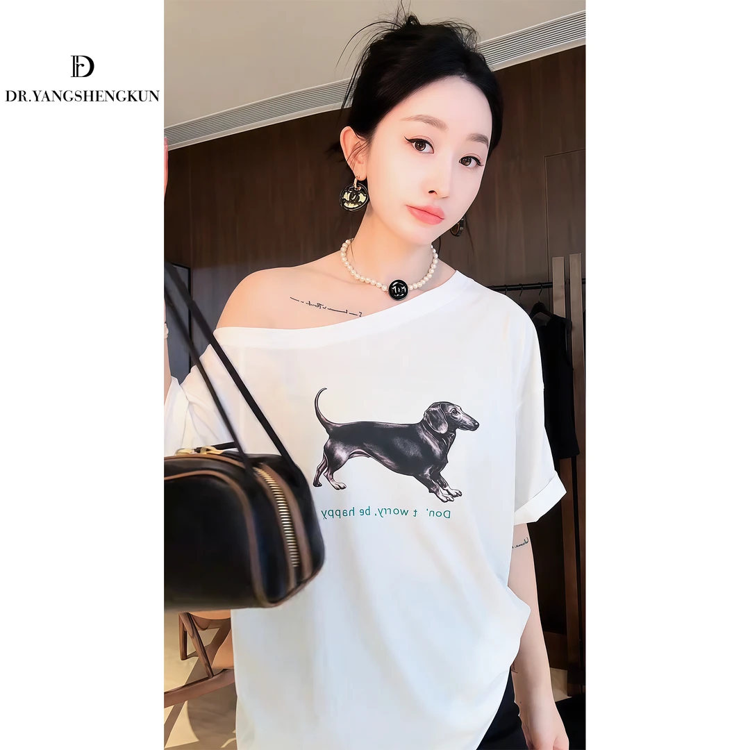 杨圣坤2025夏季新品女士腊肠狗印花斜肩宽松显瘦短袖T恤L2561135