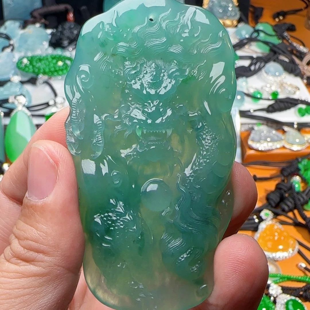 翡翠未镶嵌颈饰芙蓉底大龙牌