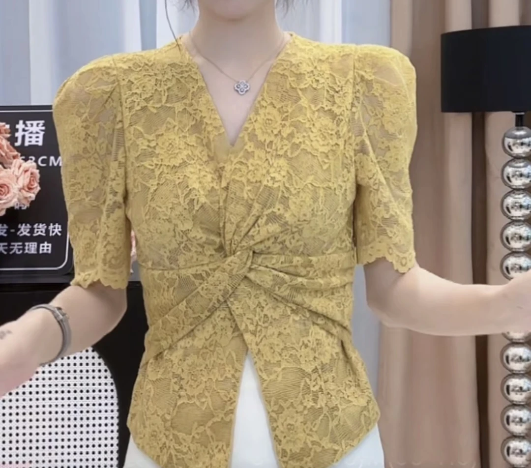 2025年夏季新款V领正肩扭结洋气短袖T恤女装蕾丝重工修身显瘦上衣
