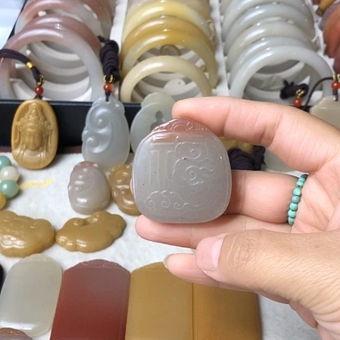 石英质玉未镶嵌颈饰