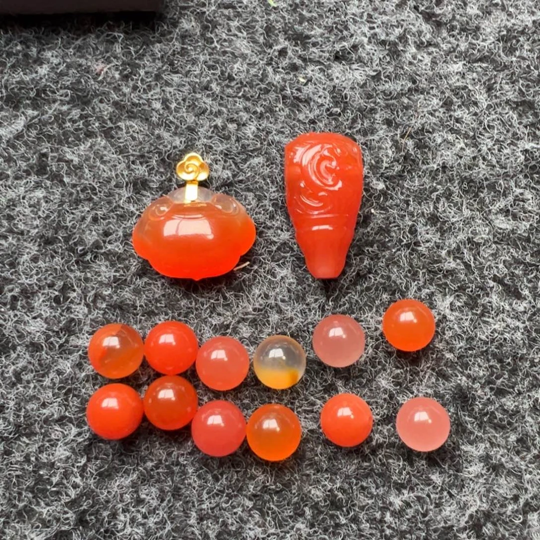 龙***伟南红玛瑙18K金镶嵌三通13，圆珠8.8