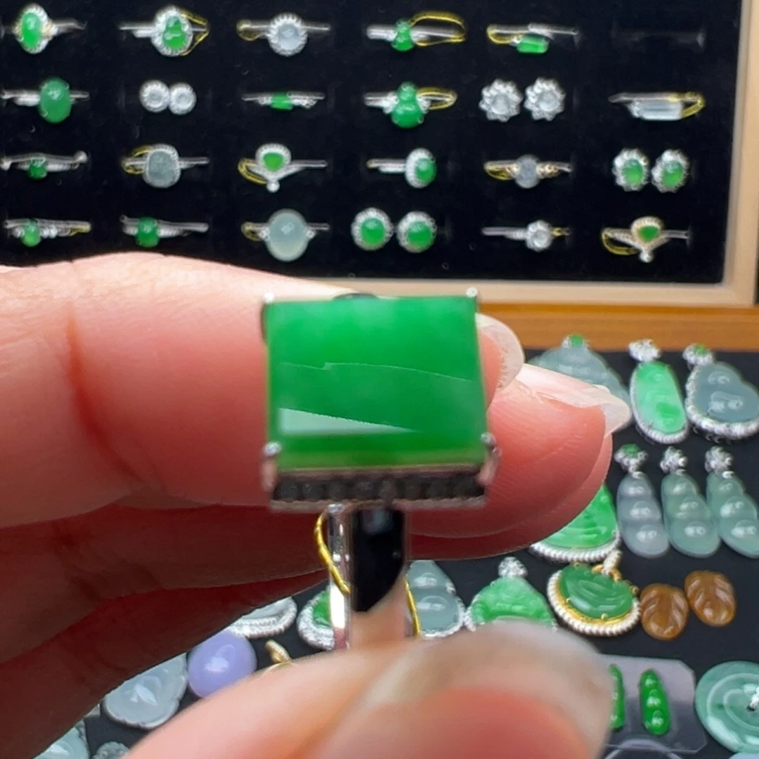 翡翠18K金镶嵌颈饰戒指