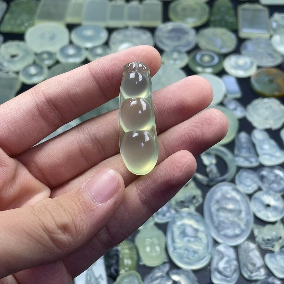 岫玉未镶嵌颈饰豆子