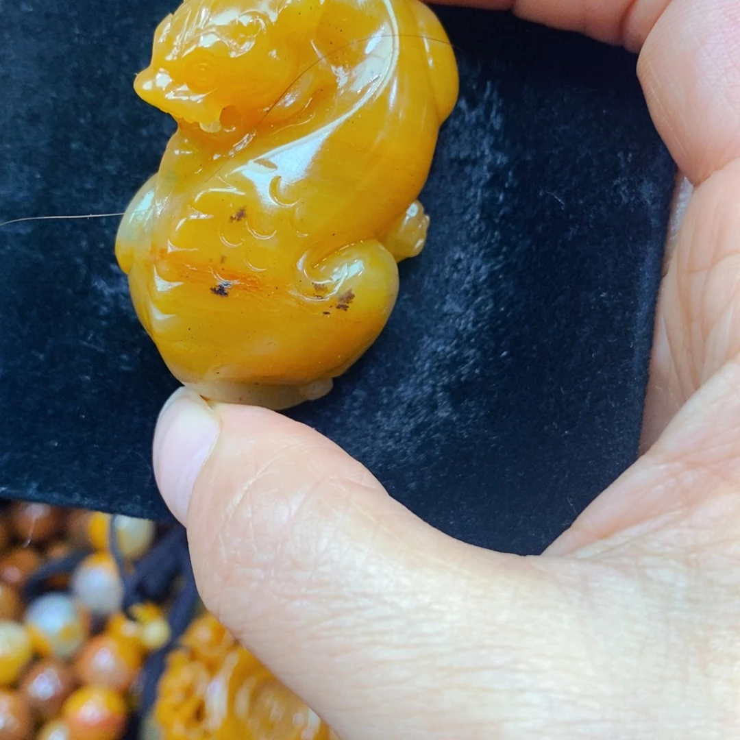 未镶嵌石英质玉（黄龙玉）颈饰