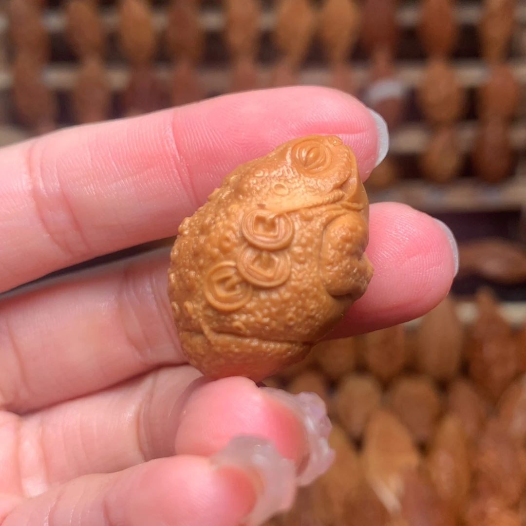 把件橄榄核三足金蟾