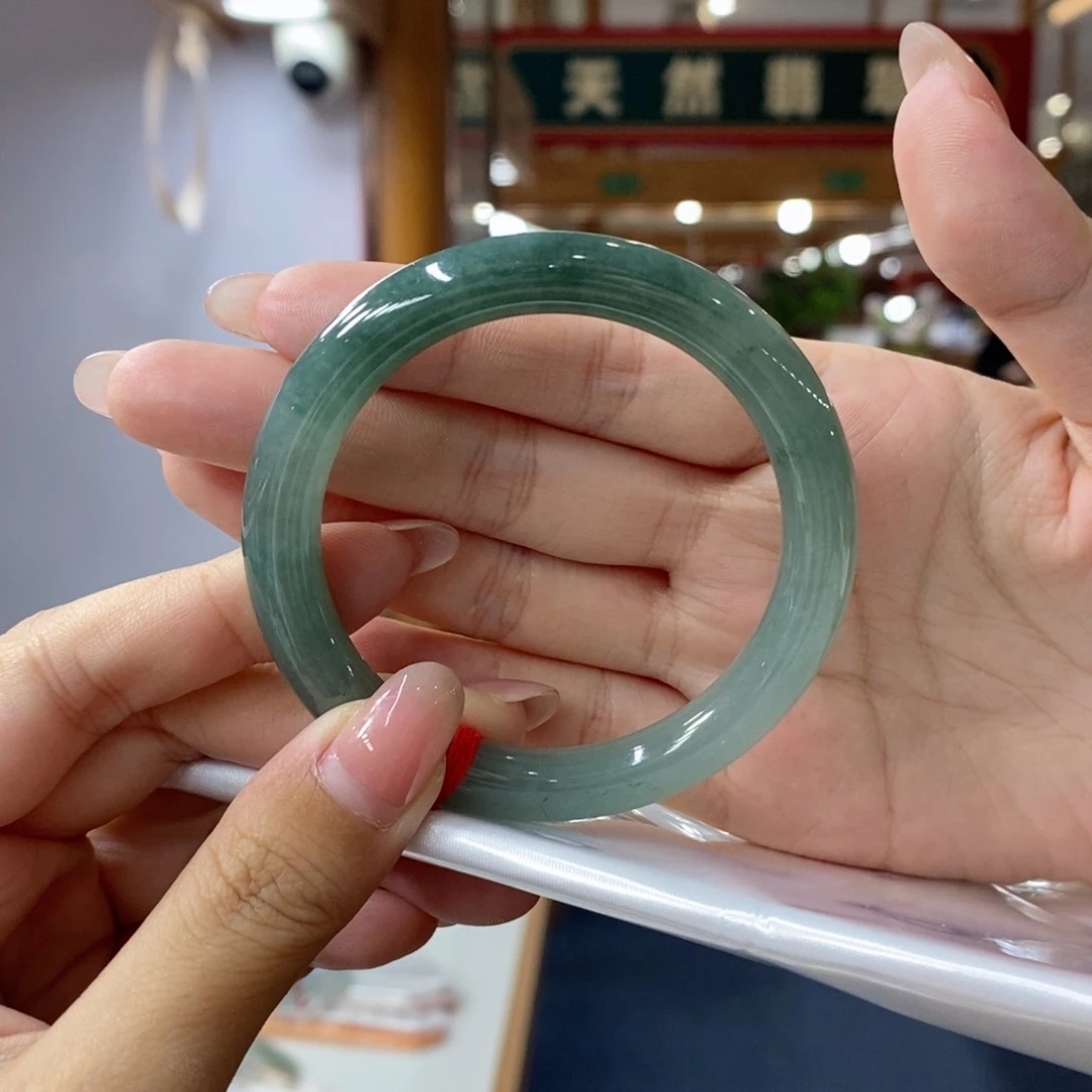 翡翠手镯未镶嵌翡翠