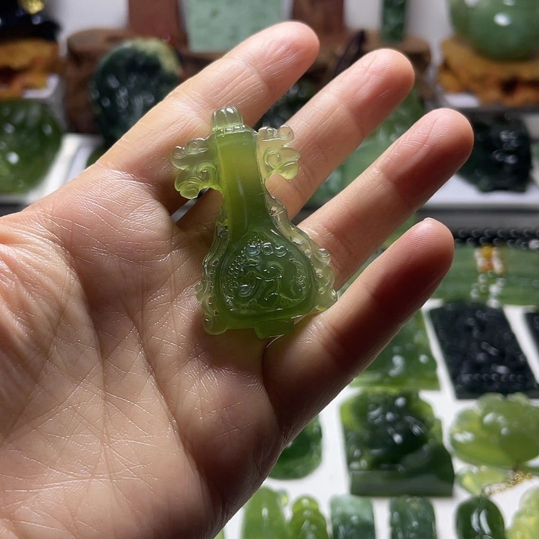 蛇纹石玉未镶嵌颈饰