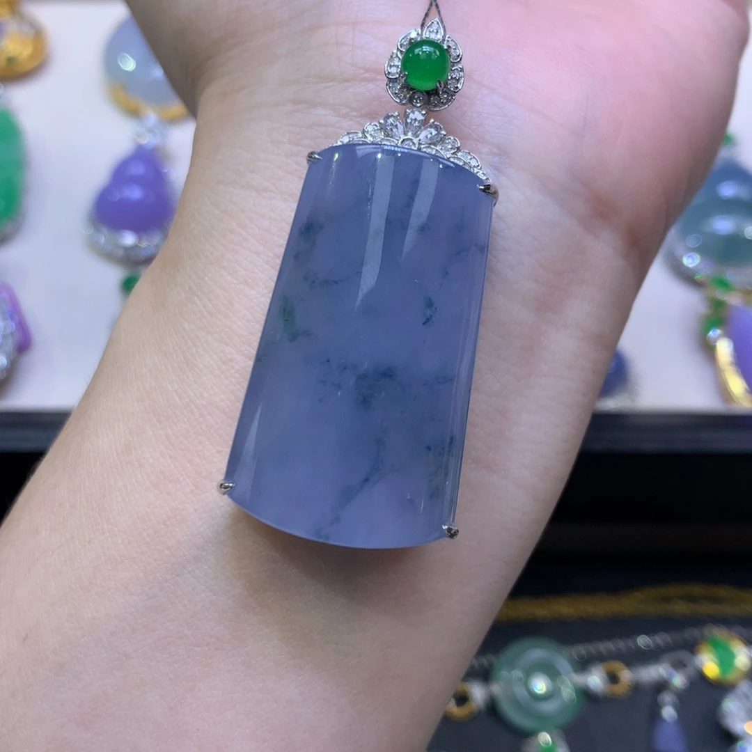 L***娜翡翠18K金镶嵌颈饰