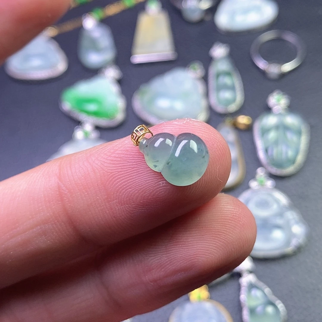 颈饰18K金镶嵌翡翠