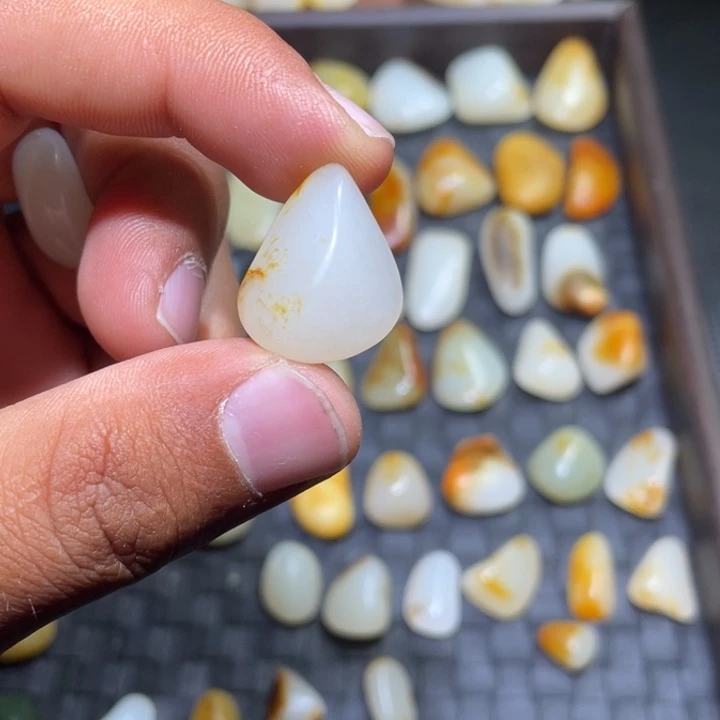 和田玉车挂未镶嵌5克原籽无修