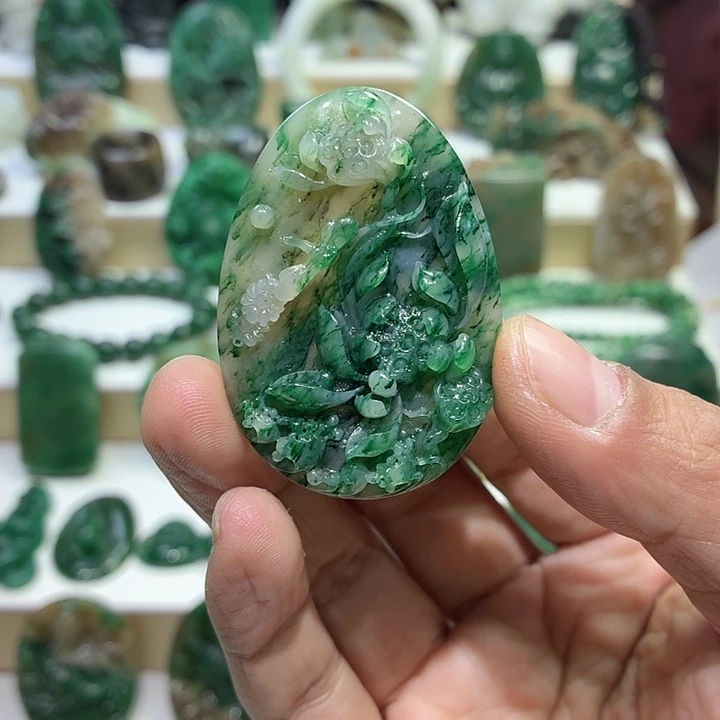 独山玉未镶嵌颈饰