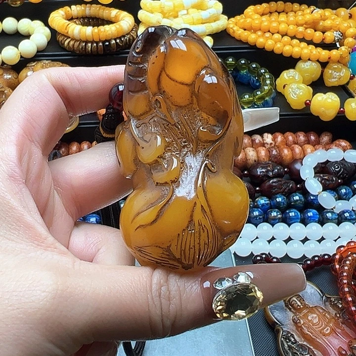 琥珀未镶嵌颈饰蜜蜡貔貅手把件