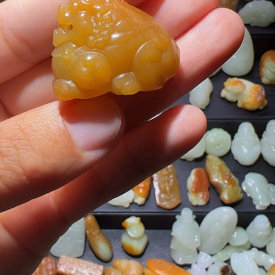 @***周和田玉未镶嵌颈饰