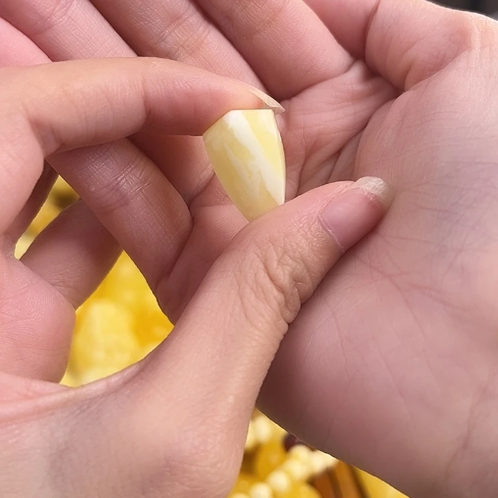 裸石琥珀未镶嵌三通瓷白花