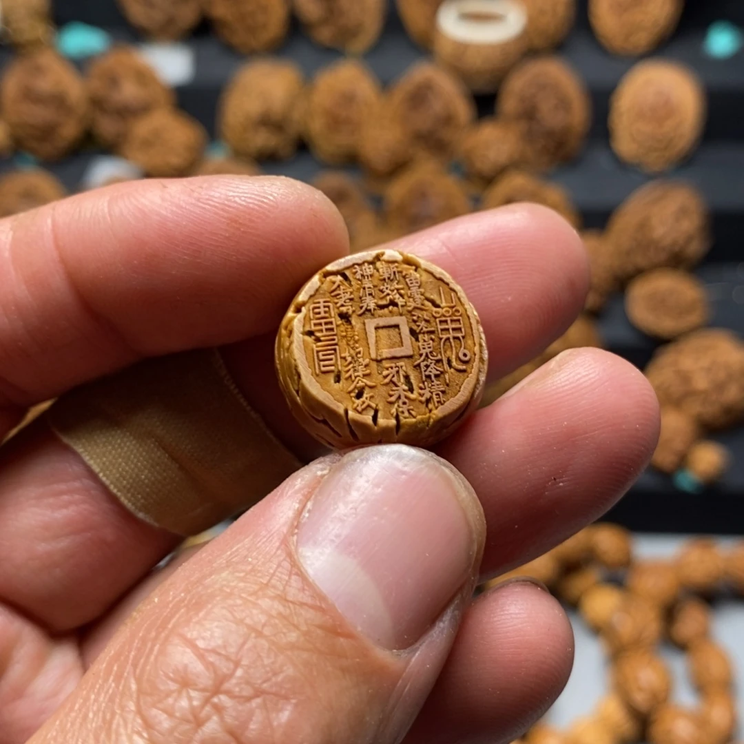 桃核雕刻山鬼花纹