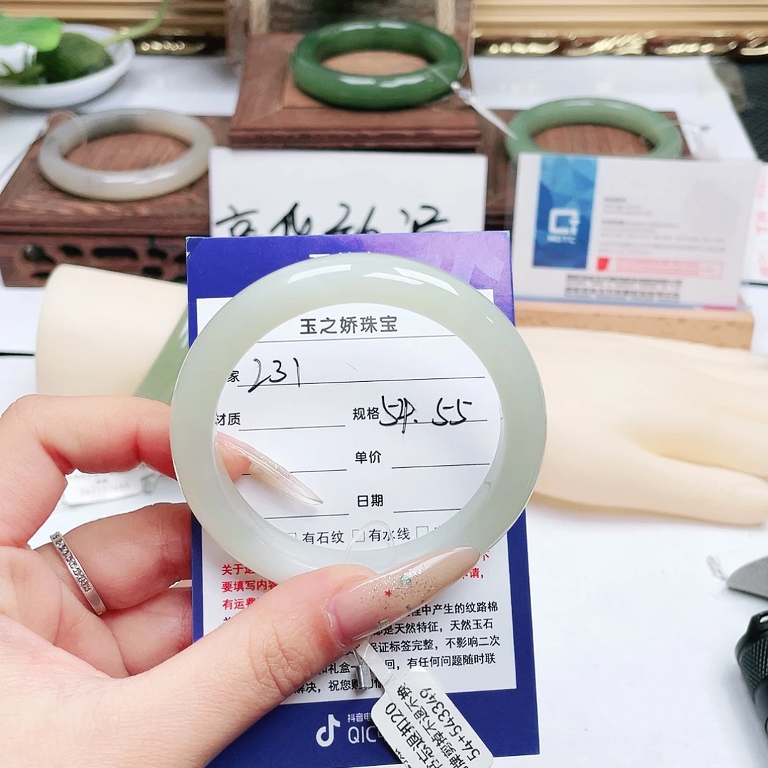 柠****和田玉未镶嵌手镯