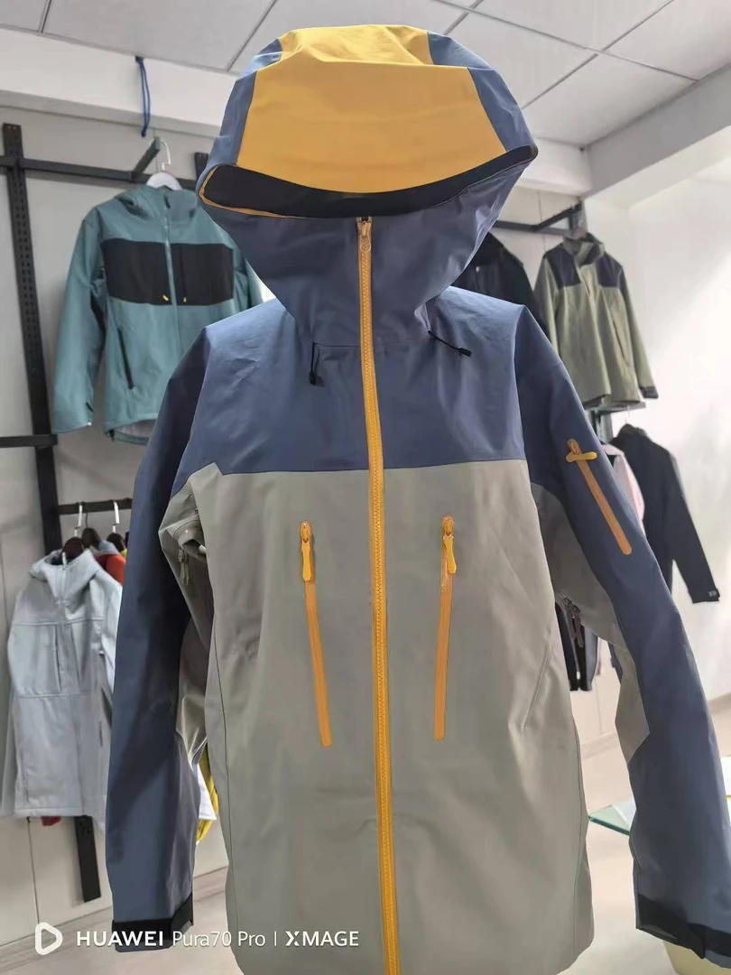 爆款蛇年纪念款户外时尚拼色登山防风，防水，透气硬壳冲锋衣