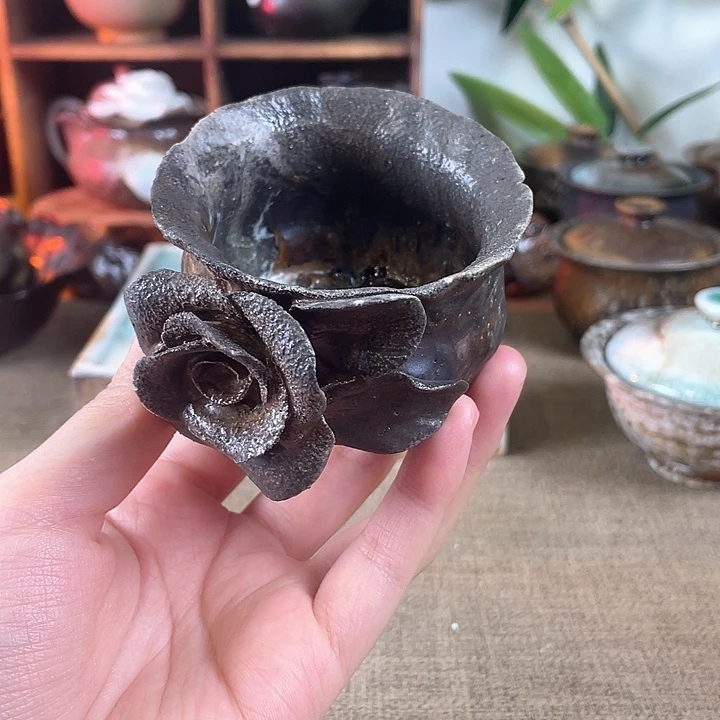 瓷片手捏杯子。 玫瑰。 柴烧 78号