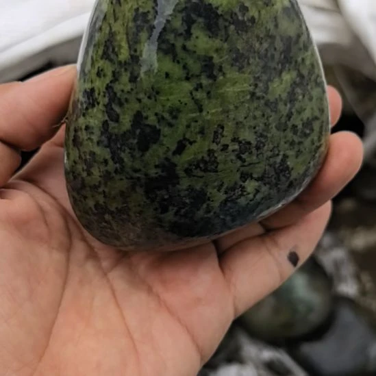 石材铭****卖藏玉药王石原石手把件一个