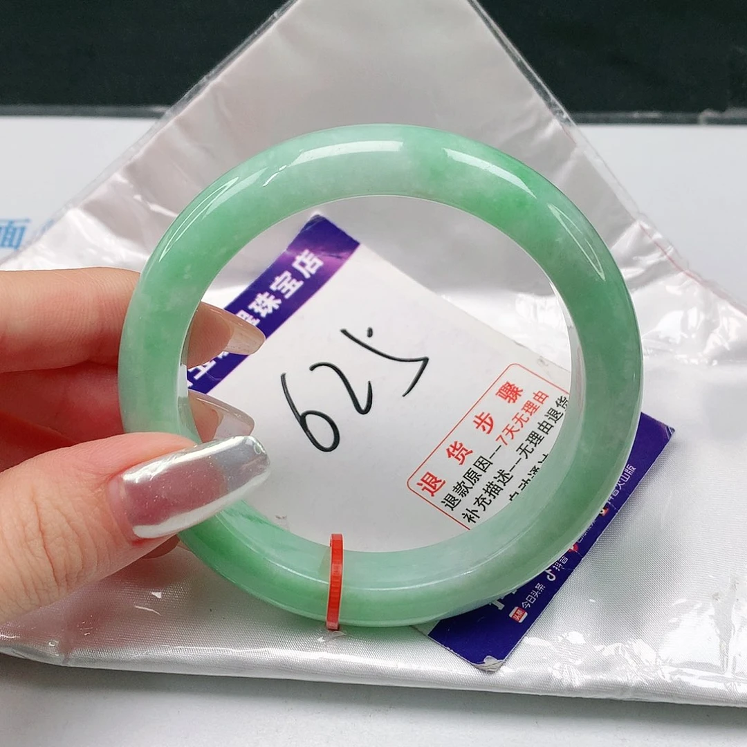 翡翠手镯未镶嵌翡翠手镯