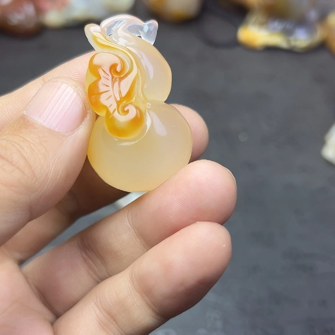金***牛玛瑙/玉髓未镶嵌时尚潮流手把件吊坠