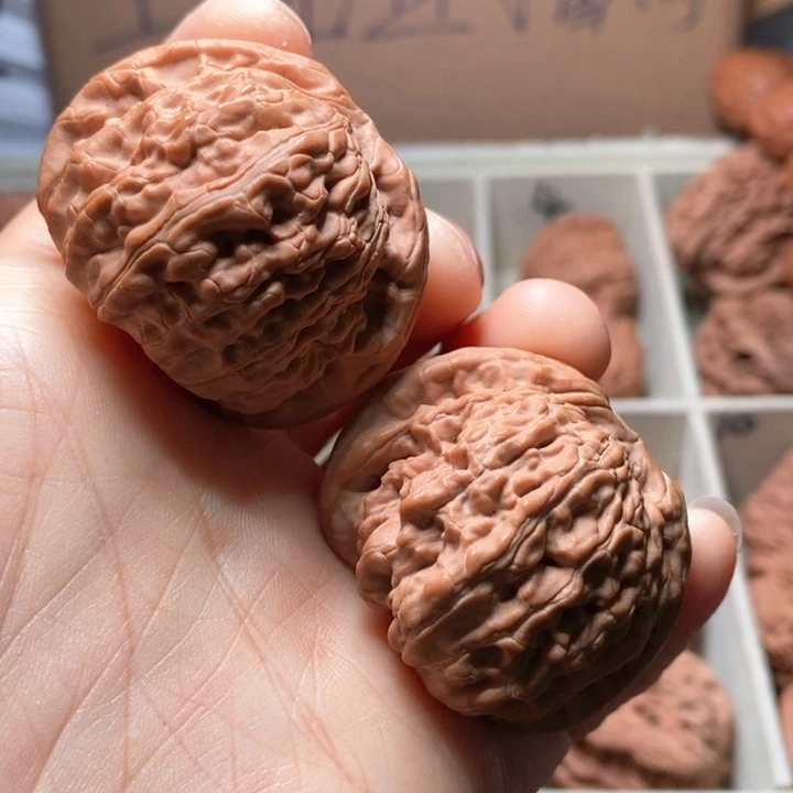 文玩核桃吊坠白狮子