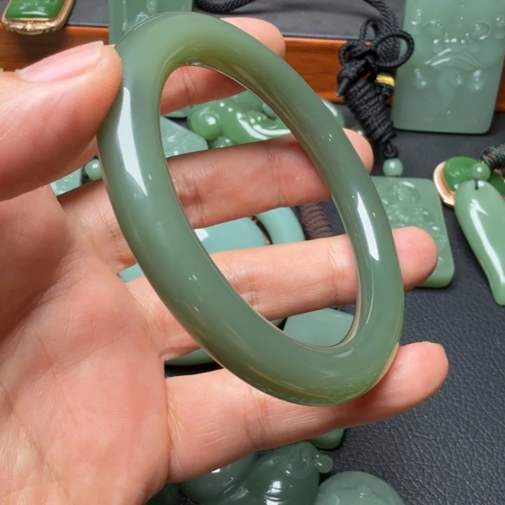 東***易和田玉未镶嵌颈饰