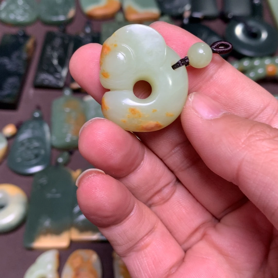 东***家岫岩河磨玉（透闪石质玉）未镶嵌颈饰