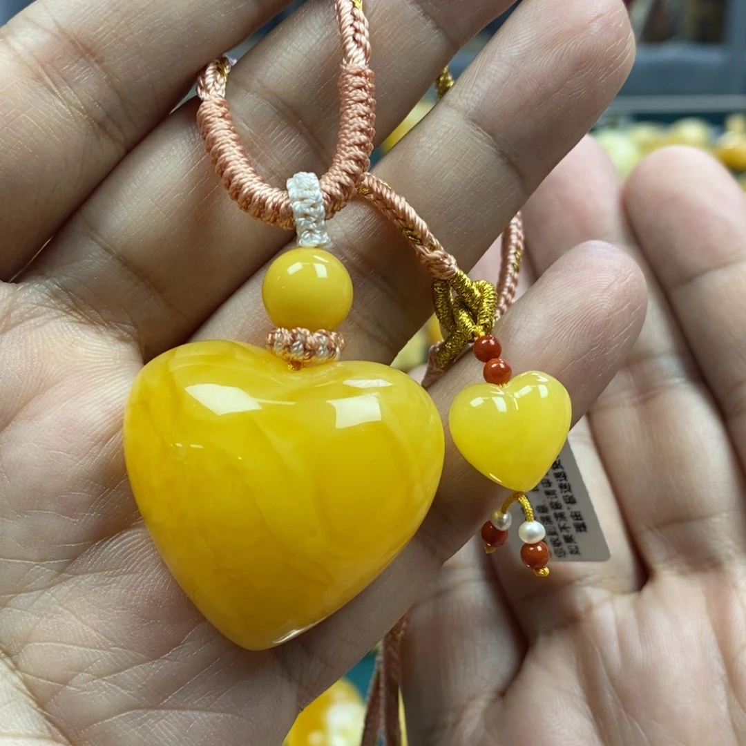琥珀未镶嵌珠宝奇石鸡油黄蜜蜡爱心吊坠15.6