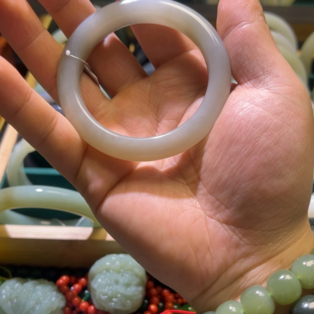 和田玉未镶嵌手镯