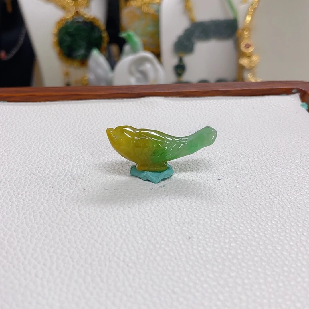翡翠未镶嵌颈饰小鸟