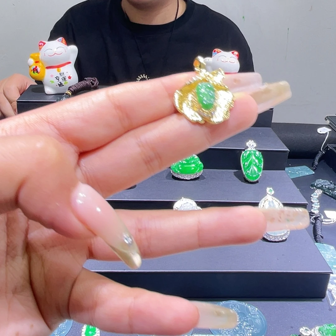 翡翠未镶嵌颈饰叶子