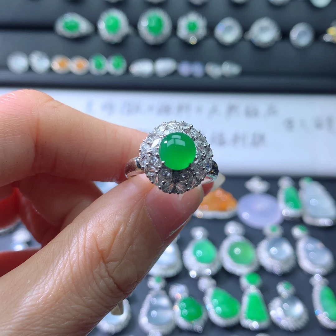 18K金镶嵌戒指翡翠伴钻