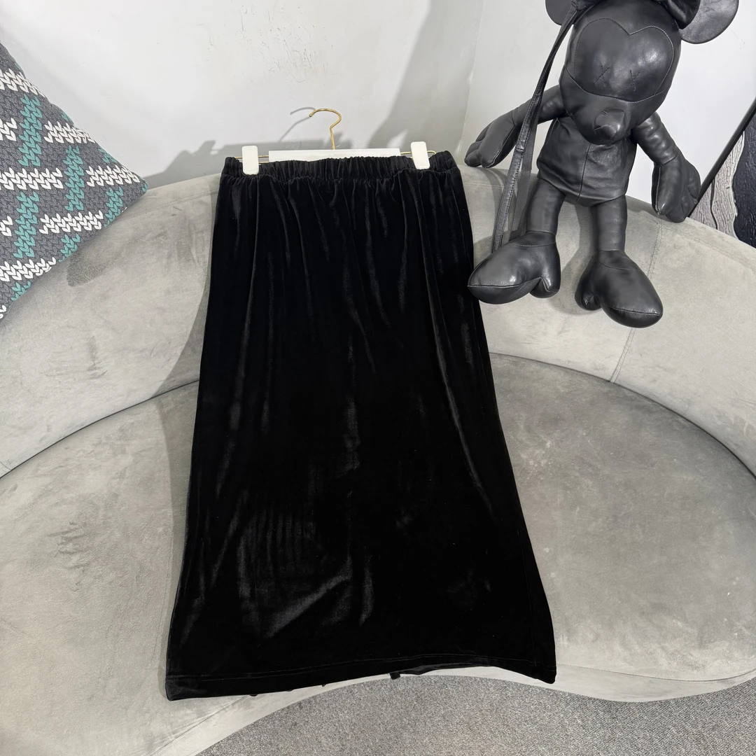 【晓琳】2025冬季新款时尚百搭黑色松紧腰后开叉丝绒半身裙