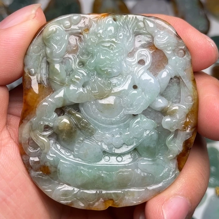 翡翠未镶嵌颈饰不动明王