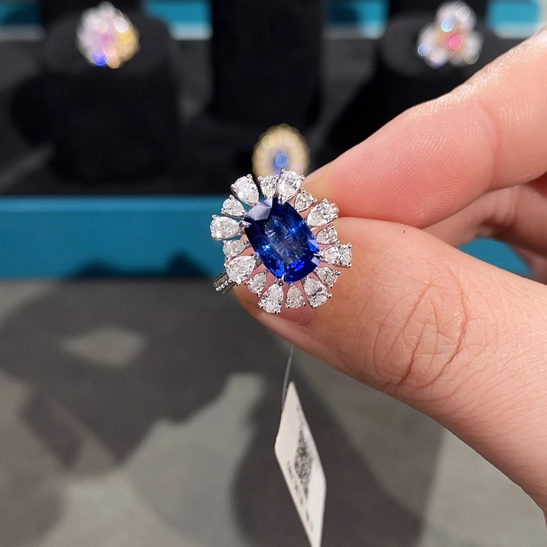 18K金镶嵌蓝宝石戒指吉尔德皇家蓝3.14ct