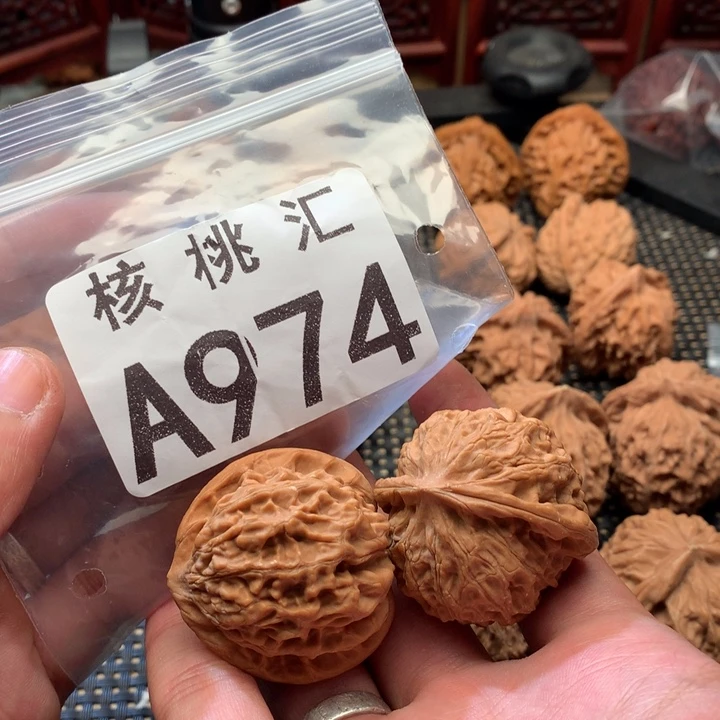 文玩核桃吊坠金牛