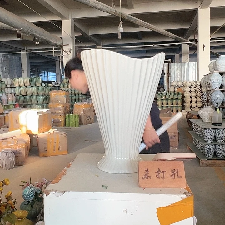 景德镇陶瓷花瓶工厂