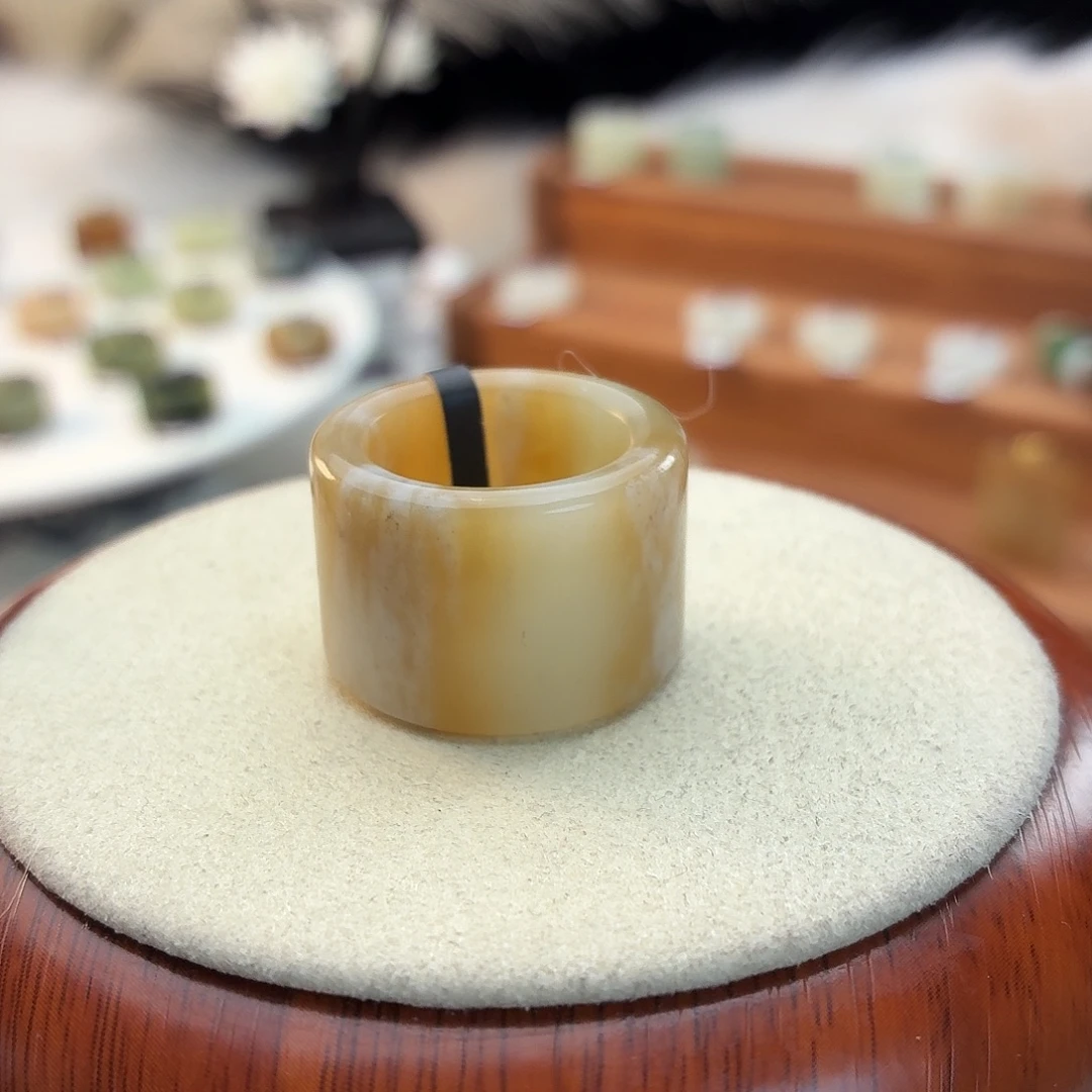 莫***.和田玉未镶嵌戒指i129牛轧糖圆切17.9mm