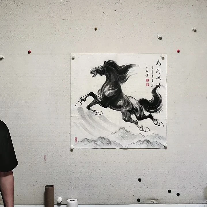 横款周士宸水墨写意奔马作品