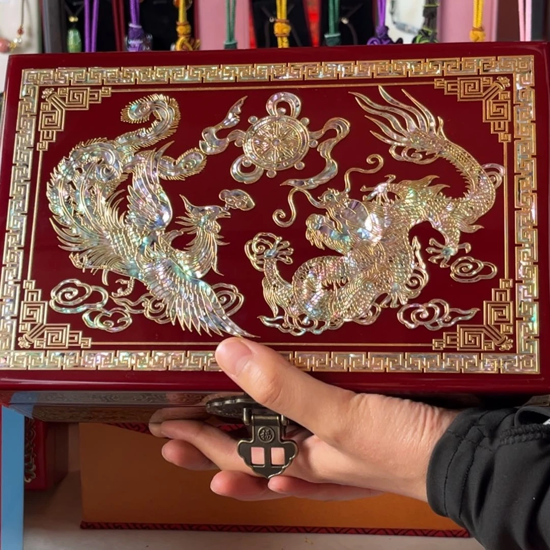 紫红龙凤推光漆器