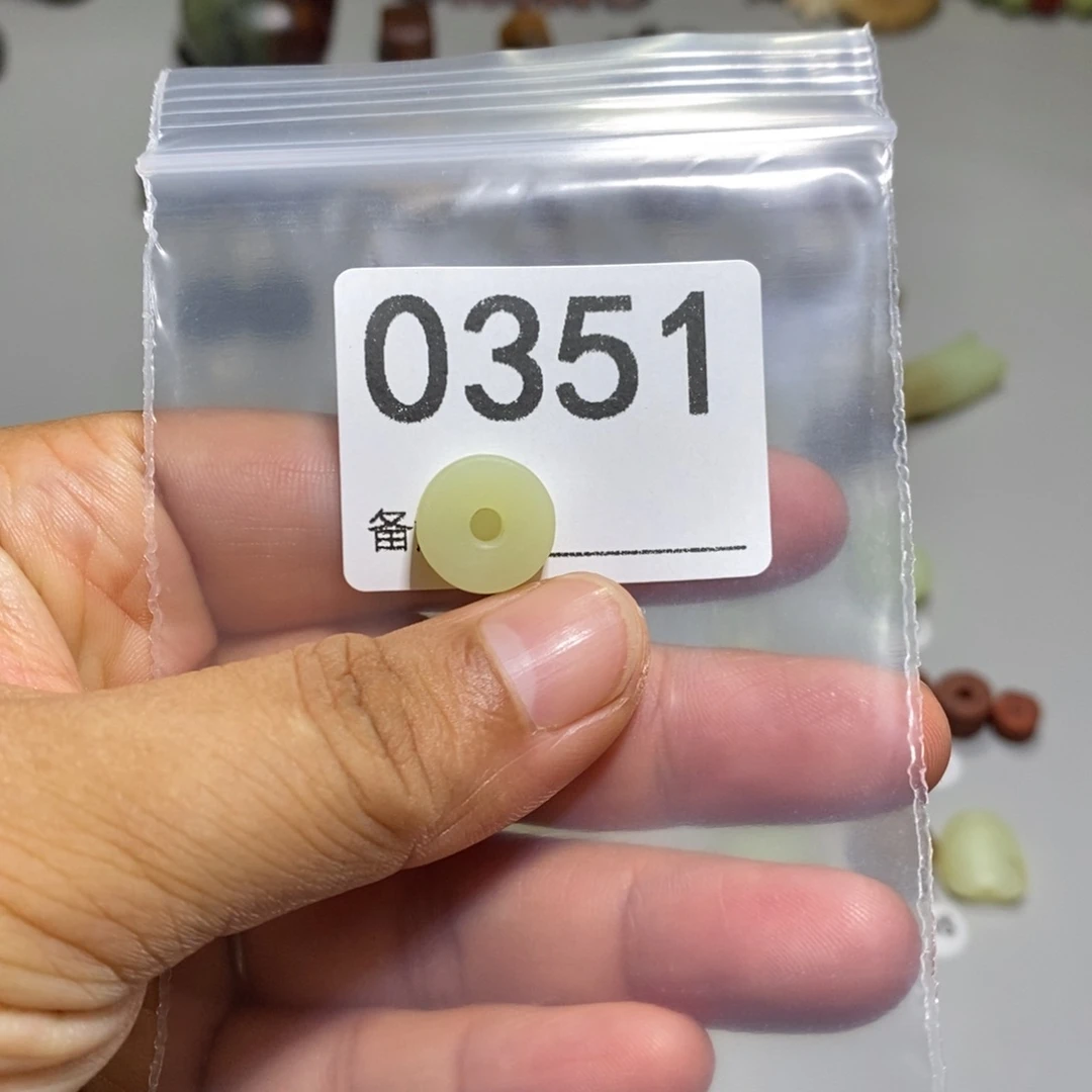 颈饰未镶嵌透闪石质玉英***事