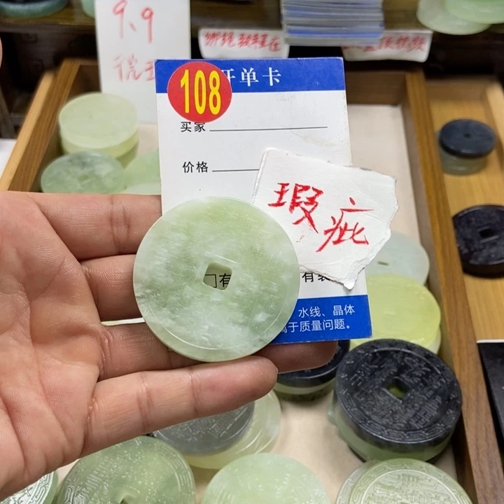 蛇纹石玉挂件未镶嵌去*玩