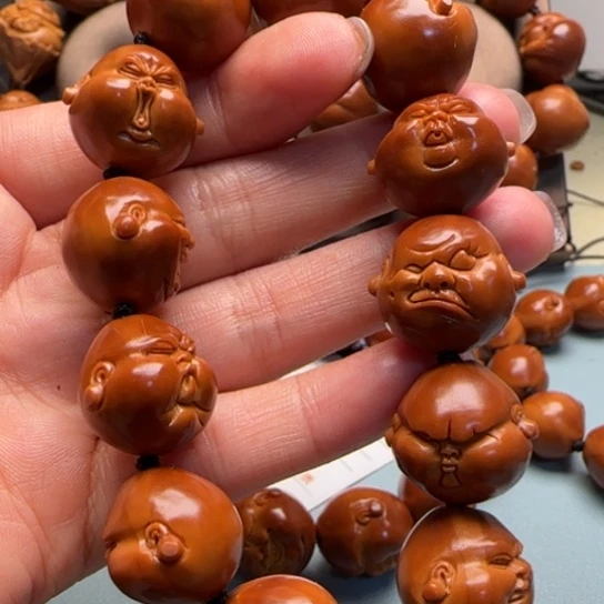 橄榄核手串雕刻着